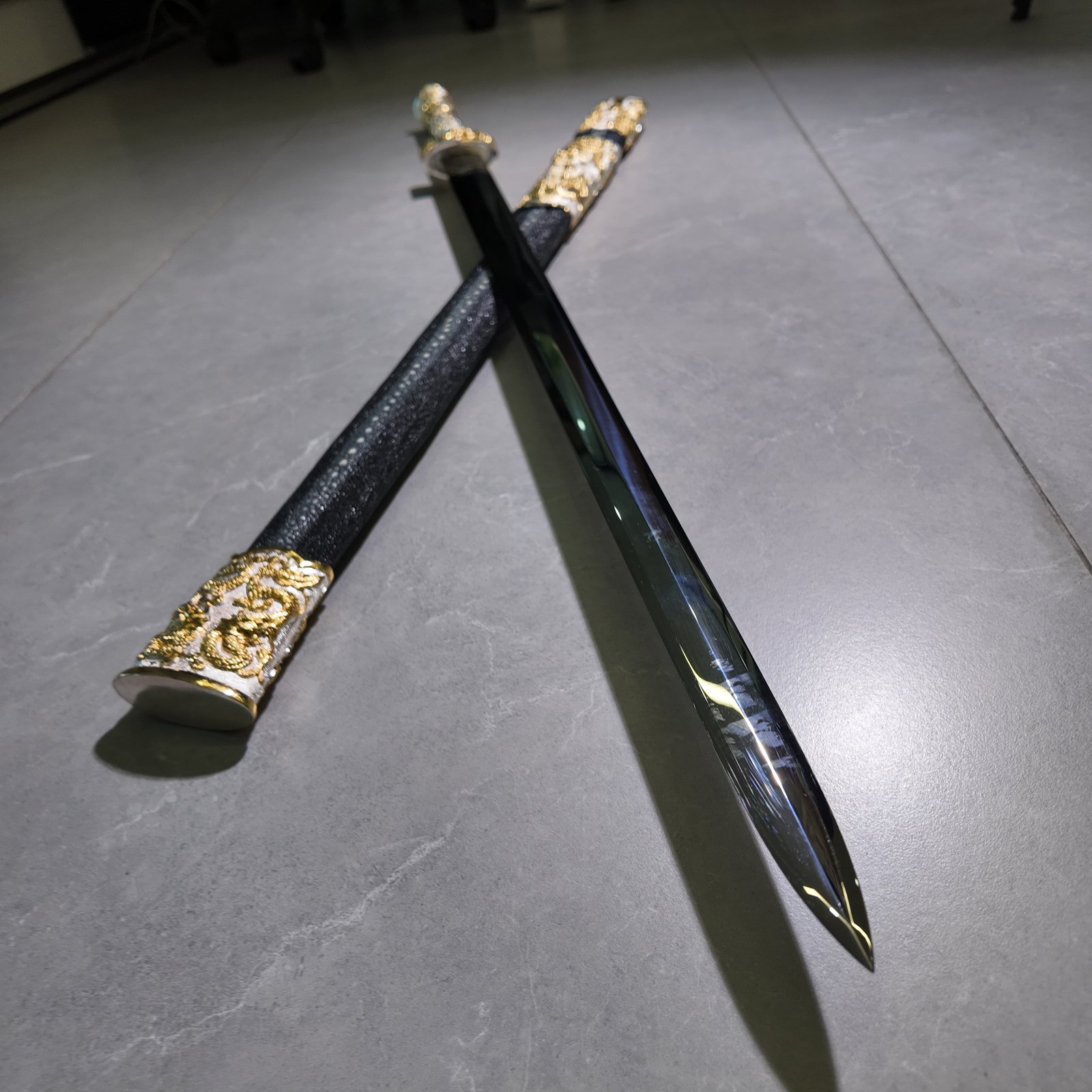 105cm Tang Heng Dao – Black Ray Skin Scabbard & Gold/Silver Cloud Dragon Fittings